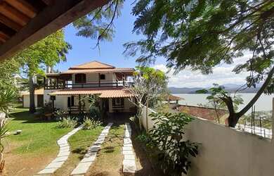 Imagem: A casa possui 4 Dormitórios, 3 Banheiros, 2 Vagas na garagem