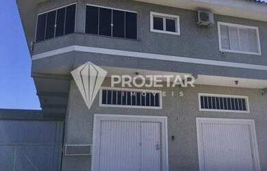 Imagem: A casa possui 3 Dormitórios, 2 Banheiros, 180m² de Área