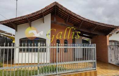 Imagem: A casa possui 3 Dormitórios, 1 Banheiro, 3 Vagas na garagem