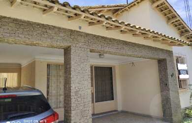 Imagem: A casa possui 3 Dormitórios, 3 Banheiros, 4 Vagas na garagem