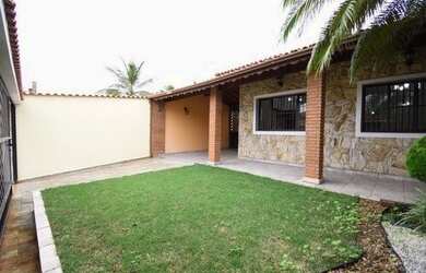 Imagem: A casa possui 3 Dormitórios, 2 Banheiros, 2 Vagas na garagem