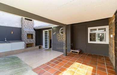 Imagem: A casa possui 3 Dormitórios, 1 Banheiro, 2 Vagas na garagem