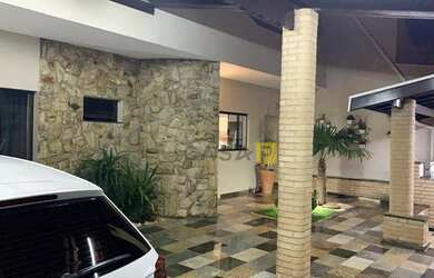 Imagem: A casa possui 3 Dormitórios, 1 Banheiro, 2 Vagas na garagem