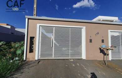 Imagem: A casa possui 2 Dormitórios, 1 Banheiro, 2 Vagas na garagem