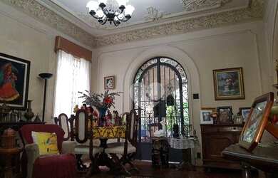 Imagem: A casa possui 5 Dormitórios, 4 Banheiros, 4 Vagas na garagem