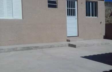 Imagem: A casa possui 2 Dormitórios, 1 Banheiro, 1 Vaga na garagem