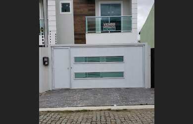 Imagem: A casa possui 3 Dormitórios, 3 Banheiros e 2 Vagas na garagem