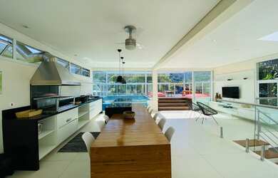 Imagem: A casa em condomínio à venda possui 5 Dormitórios, 5 Banheiros