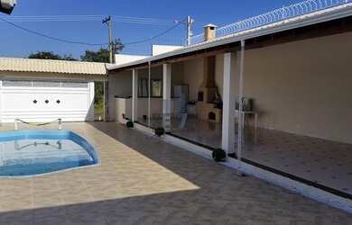 Imagem: A casa possui 3 Dormitórios, 3 Banheiros, 2 Vagas na garagem