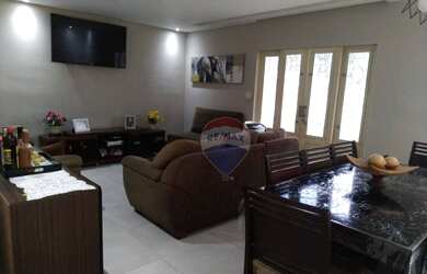 Imagem: A casa possui 4 Dormitórios, 5 Banheiros, 2 Vagas na garagem