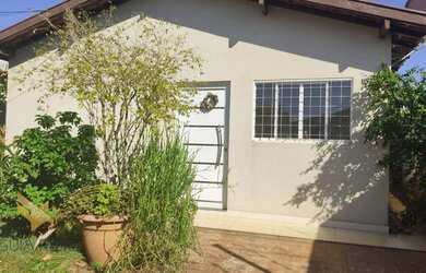 Imagem: A casa possui 2 Dormitórios, 2 Banheiros, 1 Vaga na garagem