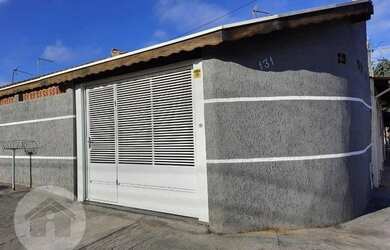 Imagem: A casa possui 2 Dormitórios, 1 Banheiro, 1 Vaga na garagem