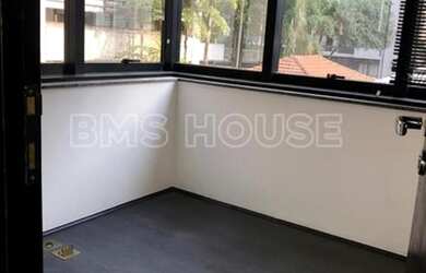 Imagem: O depósito possui 2 Vagas na garagem, 63m² de Área e está