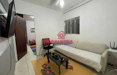 Imagem: A casa possui 4 Dormitórios, 2 Banheiros, 1 Vaga na garagem