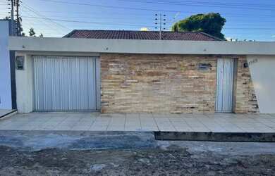 Imagem: A casa possui 4 Dormitórios, 3 Banheiros e 3 Vagas na garagem