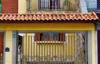 Imagem: A casa possui 3 Dormitórios, 1 Banheiro, 2 Vagas na garagem