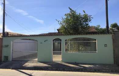 Imagem: A casa possui 2 Dormitórios, 2 Banheiros, 3 Vagas na garagem