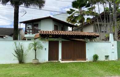 Imagem: A casa possui 3 Dormitórios, 3 Banheiros, 2 Vagas na garagem