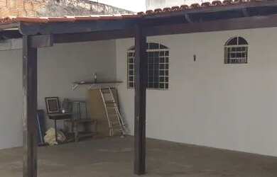 Imagem: A casa possui 1 Dormitório, 1 Banheiro, 3 Vagas na garagem