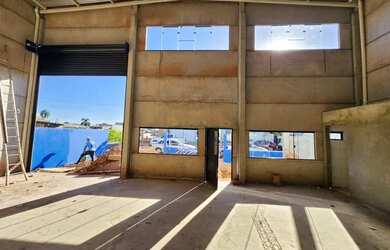 Imagem: O depósito possui 4 Vagas na garagem, 375m² de Área, Imóvel