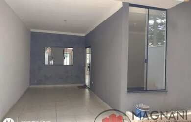 Imagem: A casa possui 3 Dormitórios, 2 Banheiros, 1 Vaga na garagem