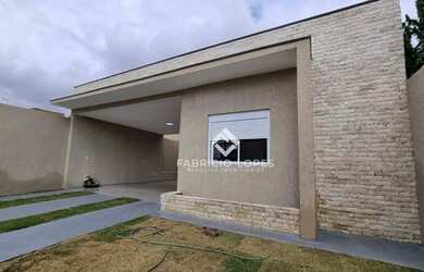 Imagem: A casa possui 3 Dormitórios, 2 Banheiros, 2 Vagas na garagem