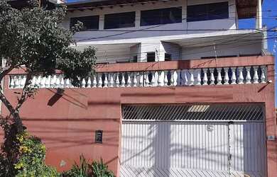 Imagem: A casa possui 4 Dormitórios, 5 Banheiros, 2 Vagas na garagem