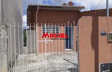 Imagem: A casa possui 3 Dormitórios, 2 Banheiros, 1 Vaga na garagem