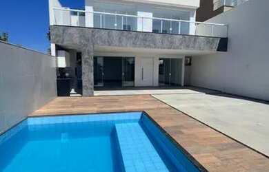 Imagem: A casa em condomínio possui 4 Dormitórios, 5 Banheiros, 2