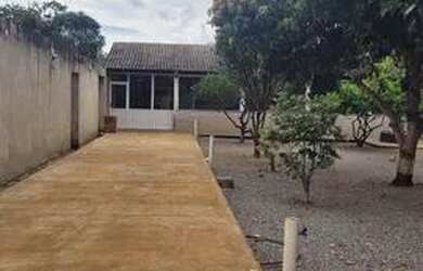 Imagem: A casa possui 2 Dormitórios, 2 Banheiros, 4 Vagas na garagem