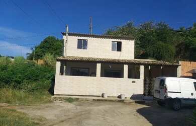 Imagem: A casa possui 3 Dormitórios, 2 Banheiros, 2 Vagas na garagem