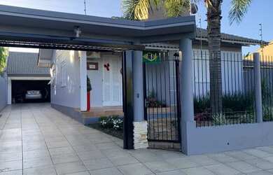 Imagem: A casa possui 2 Dormitórios, 2 Banheiros, 2 Vagas na garagem