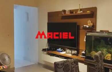 Imagem: A casa possui 3 Dormitórios, 2 Banheiros, 2 Vagas na garagem