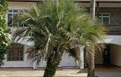 Imagem: A casa possui 4 Dormitórios, 2 Banheiros, 3 Vagas na garagem