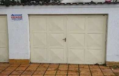 Imagem: A casa possui 3 Dormitórios, 3 Banheiros, 2 Vagas na garagem