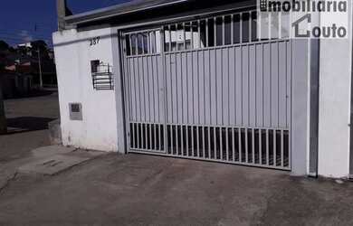 Imagem: A casa possui 2 Dormitórios, 2 Banheiros, 2 Vagas na garagem