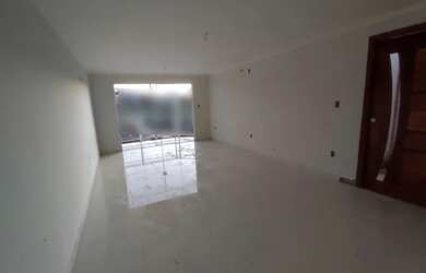 Imagem: A casa possui 3 Dormitórios, 3 Banheiros, 2 Vagas na garagem