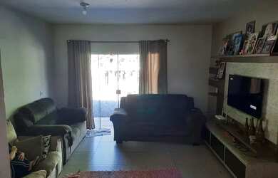 Imagem: A casa possui 3 Dormitórios, 2 Banheiros e 170m² de Área