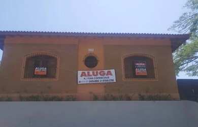 Imagem: A casa possui 4 Dormitórios, 2 Banheiros, 4 Vagas na garagem