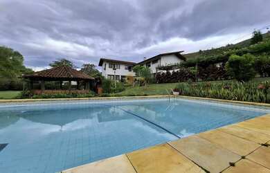 Imagem: A casa possui 5 Dormitórios, 4 Banheiros, 3 Vagas na garagem