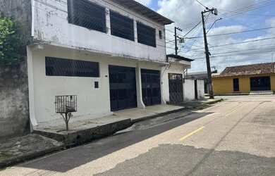 Imagem: A casa possui 4 Dormitórios, 2 Banheiros, 2 Vagas na garagem