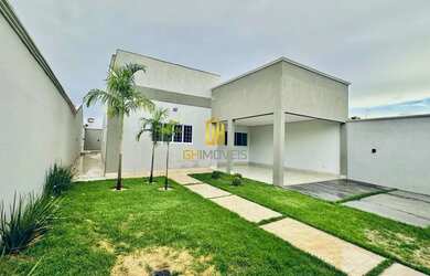 Imagem: A casa possui 3 Dormitórios, 3 Banheiros, 2 Vagas na garagem