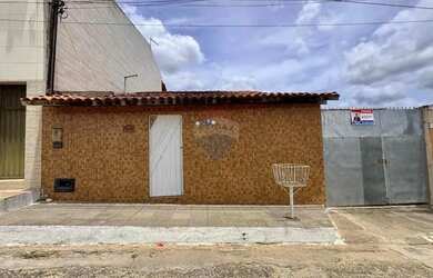 Imagem: A casa possui 1 Dormitório, 1 Banheiro, 1 Vaga na garagem