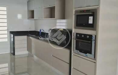 Imagem: A casa possui 3 Dormitórios, 2 Banheiros, 3 Vagas na garagem