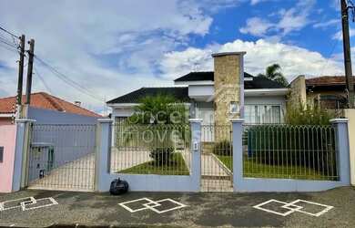 Imagem: A casa possui 3 Dormitórios, 3 Banheiros, 4 Vagas na garagem