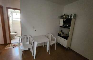 Imagem: O apartamento possui 2 Dormitórios, 1 Banheiro, 1 Vaga na garagem