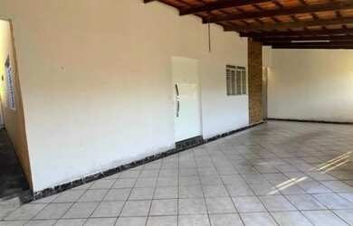 Imagem: A casa possui 2 Dormitórios, 1 Banheiro, 2 Vagas na garagem