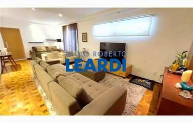 Imagem: A casa possui 3 Dormitórios, 5 Banheiros, 3 Vagas na garagem