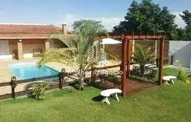 Imagem: A casa possui 1 Dormitório, 2 Banheiros, 5 Vagas na garagem