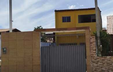 Imagem: A casa possui 3 Dormitórios, Acomodam 10 pessoas, 2 Vagas na